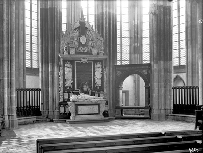 835460 Interieur van de Domkerk (Domplein) te Utrecht: koor met het, door Rombout Verhulst ontworpen, praalgraf van ...